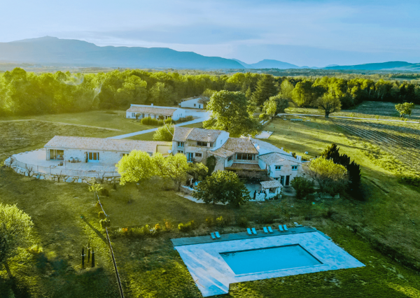 Salle de réception avec accès PMR pour organisation d'un évènement privé dans le Vaucluse